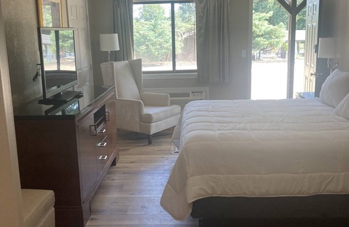 Wappapello Resort | Newly renovated King Room w/high speed internet