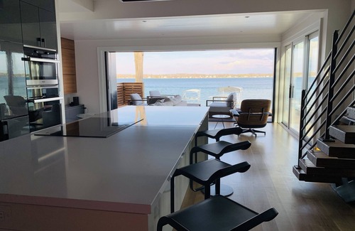 Culver House | Newly Renovated Lake Frontage/3 Bedrooms/3- 1/2 Bathrooms