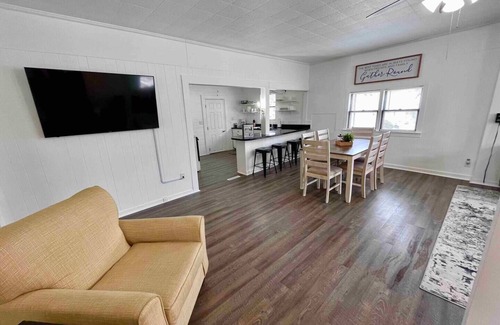 Clear Lake Cottage | Newly Renovated, Lake Haven Cottage, 3 Bedroom, Sleeps 6, Clear Lake, Iowa