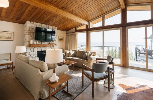 Markerville Cabin | Newly Renovated Luxury Lake Front Cottage with Private Dock