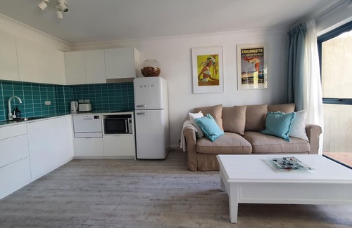 Main Beach Apartment | Newly Renovated Main Beach Holiday Apartment, Stroll to Beach, Yacht Club, Cafes