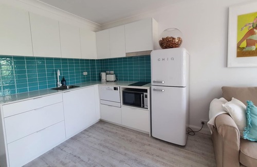 Main Beach Apartment | Newly Renovated Main Beach Holiday Apartment, Stroll to Beach, Yacht Club, Cafes