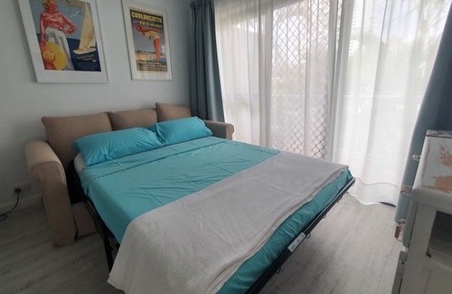 Main Beach Apartment | Newly Renovated Main Beach Holiday Apartment, Stroll to Beach, Yacht Club, Cafes