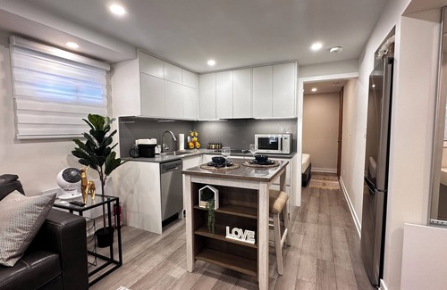 Aurora House | Newly Renovated! Modern & Cozy Aurora Secondary Unit