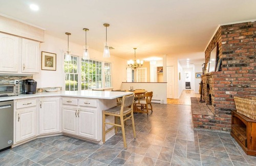 Laurel House | Newly Renovated Modern Home With Beach Access and Pool!
