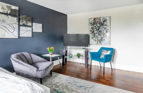 Hamilton Apartment | Newly Renovated Modern Studio on James St South