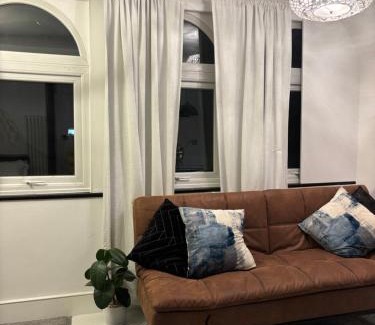 Addison Apartment | Newly renovated Modern studio apartment in West Kensington