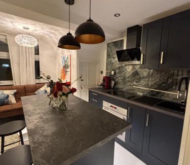 Addison Apartment | Newly renovated Modern studio apartment in West Kensington
