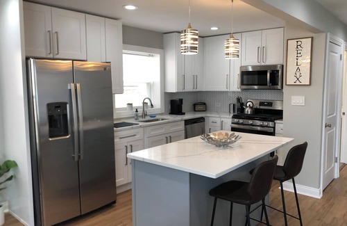 Roseland House | Newly renovated modern retreat just blocks from I-94