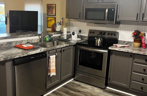 Lebanon House | Newly renovated, music-themed home! Pet-Friendly! Only 2 minutes from I-40!
