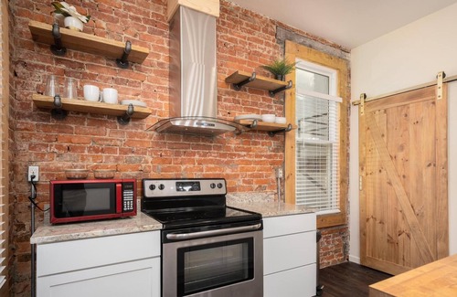 Olde Towne East Apartment | Newly Renovated Olde Town East 1 BD Apartment