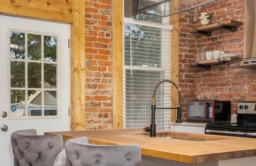 Olde Towne East Apartment | Newly Renovated Olde Town East 1 BD Apartment