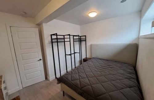 Longueuil House | Newly Renovated Room in Shared House Near Downtown Montreal and Metro Station!