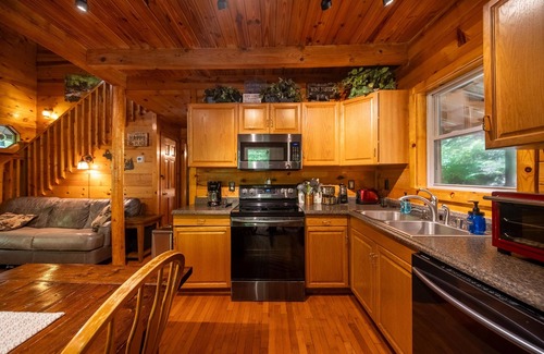 Stanton Cabin | Newly renovated, Scenic Hilltop Cabin near Natural Bridge State Park