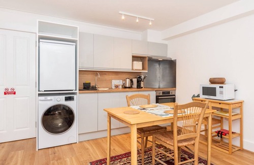Reading Apartment | Newly Renovated Studio Quiet Location Free Parking | Pass the Keys