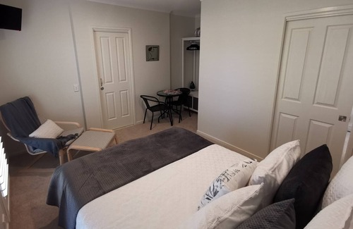 Helensvale House | Newly renovated Suburban Hideaway