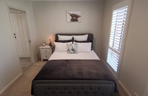 Helensvale House | Newly renovated Suburban Hideaway