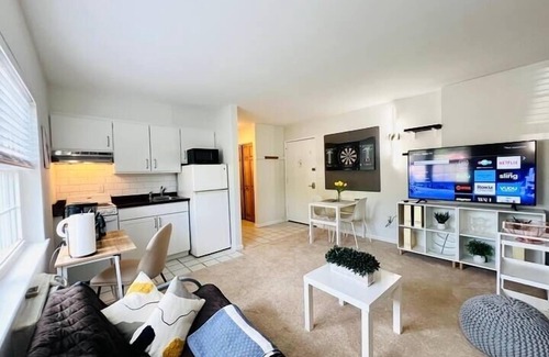 Stamford Apartment | Newly renovated, sunny 😎 1bed/1bath Apartment