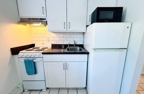 Stamford Apartment | Newly renovated, sunny 😎 1bed/1bath Apartment