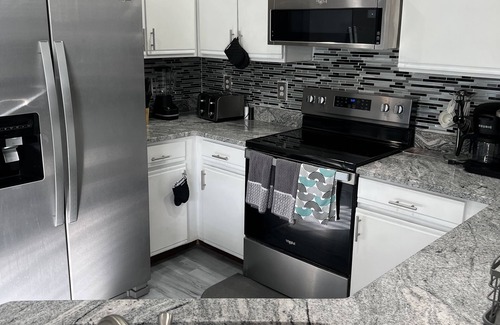 Holden-Paramore House | newly renovated, three-bed stylish town house walking distance to camping world