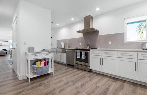 Bradenton Beach Condo | Newly Renovated - 1 Block from the Beach, Walk to Bars, Restaurants & Shopping!