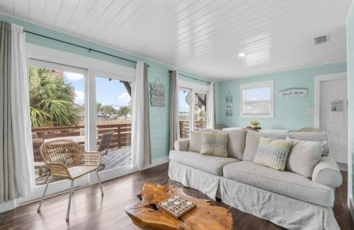 Holiday Beach House | Newly Renovated 2 Bedroom Beach House Free Parking