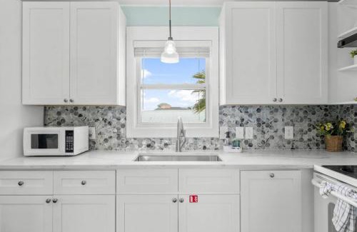 Holiday Beach House | Newly Renovated 2 Bedroom Beach House Free Parking