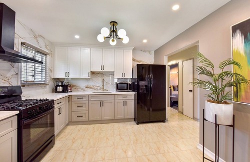 Malverne House | Newly Renovated, modern, cozy home -15 mins away from the airport