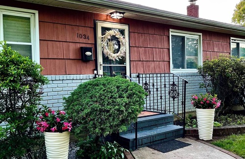 Malverne House | Newly Renovated, modern, cozy home -15 mins away from the airport