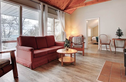 Georgina Ski Chalet | Newly renovated waterfront cottage