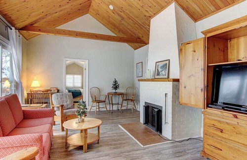 Georgina Ski Chalet | Newly renovated waterfront cottage