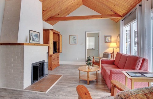 Georgina Ski Chalet | Newly renovated waterfront cottage