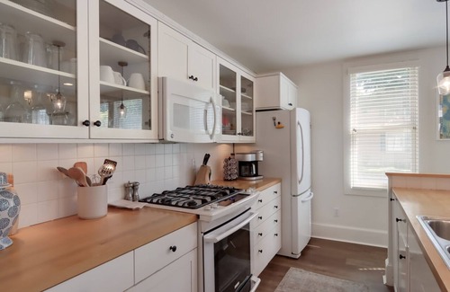 Suttons Bay House | *newly updated 2022* Heart of Leelanau Wine Country* BLOCK a from the BEACH!