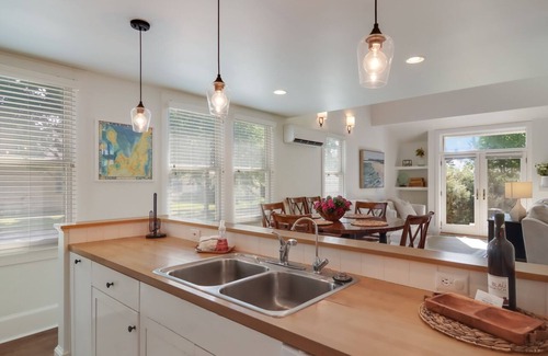 Suttons Bay House | *newly updated 2022* Heart of Leelanau Wine Country* BLOCK a from the BEACH!