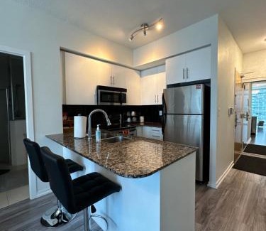 Downtown Toronto Apartment | Newly updated 2BR, 2Bath & Den in Downtown Toronto beside Union Station & Scotia Bank Arena!