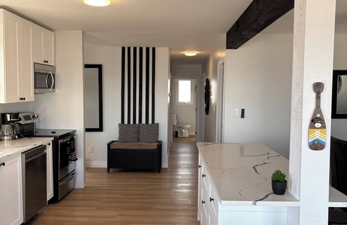 Leamington House | Newly updated 3-bed 2-bath with your own private sandy beach and a creek