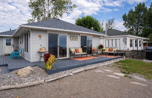Leamington House | Newly updated 3-bed 2-bath with your own private sandy beach and a creek