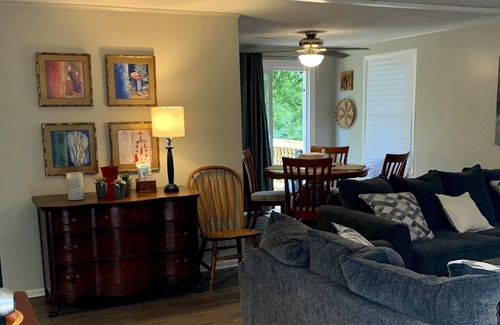 Radford House | Newly Updated–3BR-1BA-6 Guests-Convenient to RU & VT-Quiet Neighborhood