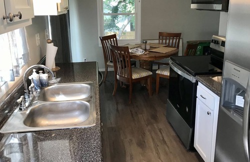 Radford House | Newly Updated–3BR-1BA-6 Guests-Convenient to RU & VT-Quiet Neighborhood