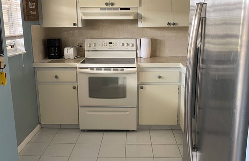Largo House | Newly updated condominium! 5 min from the beach!