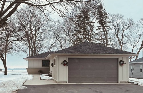 Oshkosh House | Newly updated house on Lake Winnebago, Great Fishing and minutes from EAA