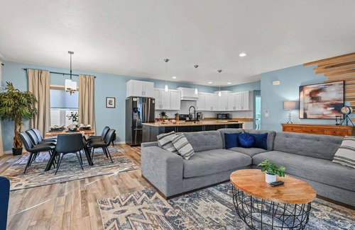 Butte Des Morts House | Newly Updated: Lake Views, Firepit, Kayaks, Boat Dock, 2 Dogs OK