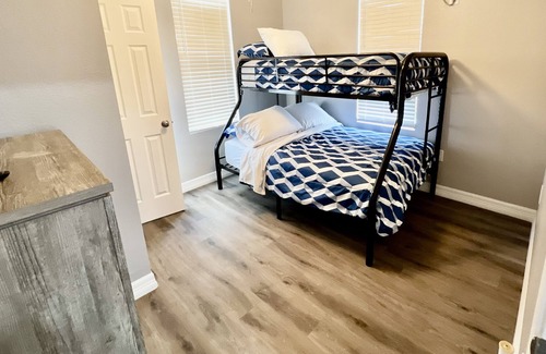 Harlandale House | Newly Upgraded, Cozy home 7 minutes from Downtown