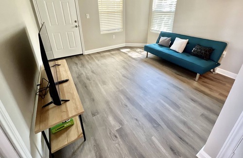 Harlandale House | Newly Upgraded, Cozy home 7 minutes from Downtown
