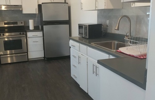 Newmarket House | Newmarket Spacious 3 bdrm apt. Two Parking spots