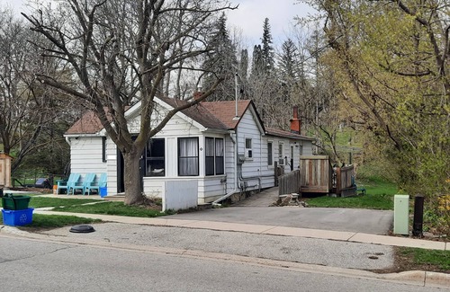 Newmarket House | Newmarket Spacious 3 bdrm apt. Two Parking spots