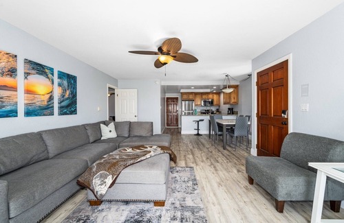 Balboa Peninsula Apartment | Newport Beach Condo with Patio | Perfect Location on the Boardwalk