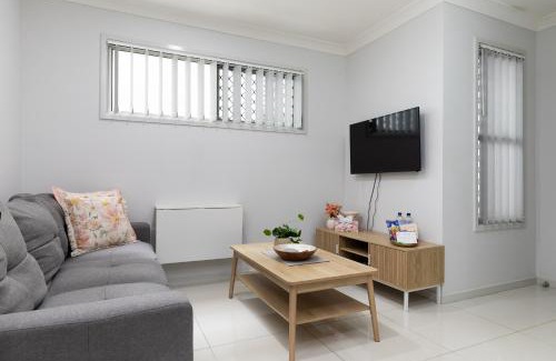 Rocklea Apartment | Next to a Disk Golf Course! Shops! AirCon! 339F1