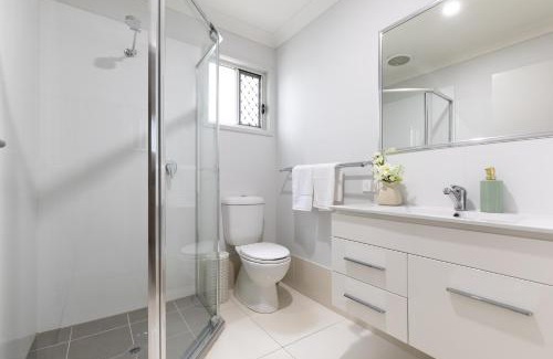 Rocklea Apartment | Next to a Disk Golf Course! Shops! AirCon! 339F1
