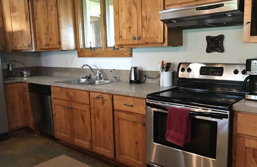 Fredericksburg House | Next to Becker Vineyards - Sleeps 8 - Hot Tub - Family Friendly